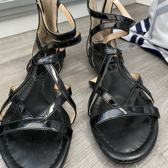 Leather Black flat shoes with gold accents and zipper, Size 7.5 women’s. - Picture 5 of 5